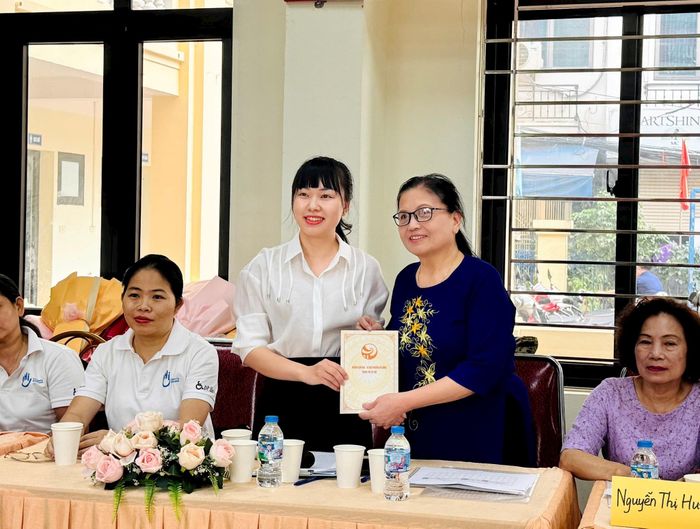 Đại diện nhà tài trợ tặng quà cho Hội Người khuyết tật liên phường Hà Đông, Ảnh: Hồng Nhung