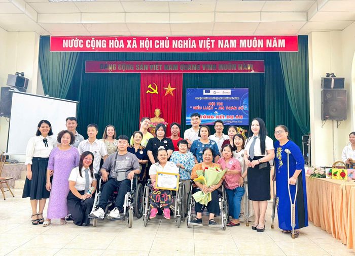 Ban Tổ chức trao giải Nhất cho đội "Lá chắn số". Ảnh: Hồng Nhung