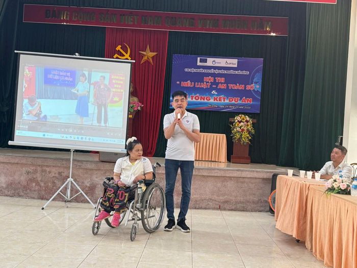Tại hội thi, 3 đội cùng tranh tài ở 3 phần: Chào hỏi; tìm hiểu kiến thức về pháp luật liên quan đến công nghệ số và phần thi tài năng. Ảnh: Hồng Nhung