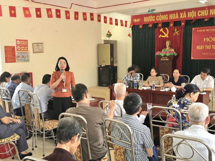Phó Chủ tịch HĐND phường Thượng Cát Lê Thị Thành đã trao đổi, giải đáp các vấn đề liên quan đến dân sinh, công trình xây dựng và những chính sách đang được người dân quan tâm.