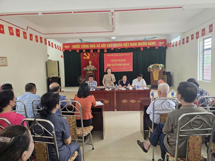 Chủ tịch Ủy ban MTTQ Việt Nam phường Thượng Cát Văn Thúy Hoa đã phổ biến, tuyên truyền nhiều nội dung liên quan đến đời sống nhân dân và công tác quản lý đô thị.