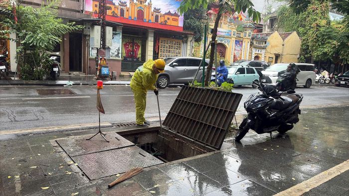 Xí nghiệp Thoát nước sô 4 ứng trực tại phố Nguyễn Khuyến. Ảnh: PV