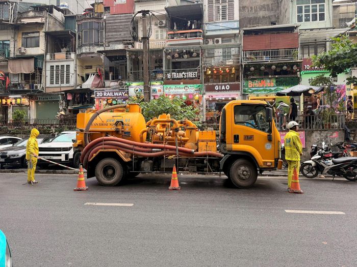 Xí nghiệp Thi công cơ giới ứng trực tại phố Phùng Hưng. Ảnh: PV