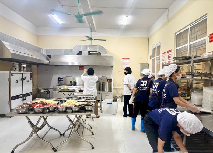 8 trường, 15 điểm trường đã chủ động triển khai công tác tổ chức bữa ăn cho học sinh theo quy trình. Ảnh: PV