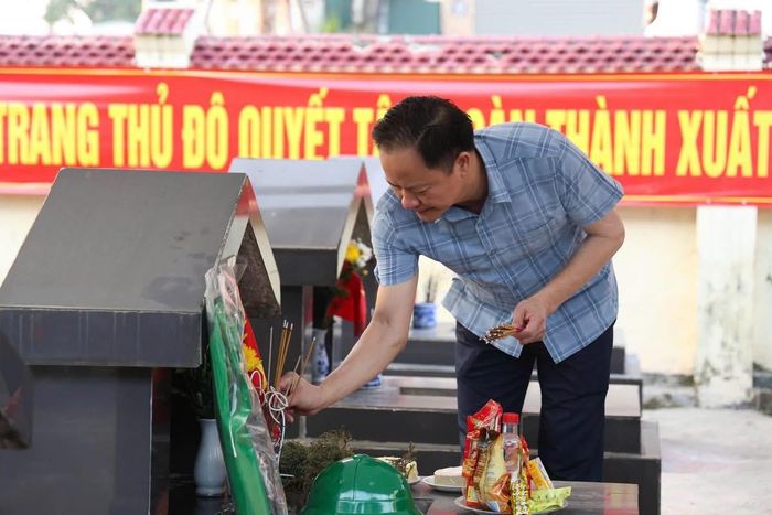 Bí thư Đảng ủy, Chủ tịch HĐND xã Chương Dương Vũ Văn Tuân thắp hương mộ liệt sĩ. Ảnh: PV
