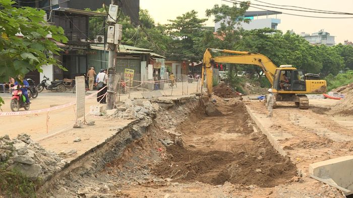 Hoạt động đào múc đất của công trình bên cạnh tạo thành một con vực. Ảnh: Thái Trọng