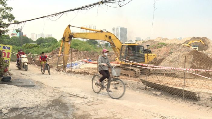 Người dân phản ánh việc rào chắn xung quanh công trình là chưa đảm bảo an toàn. Ảnh: Thái Trọng.