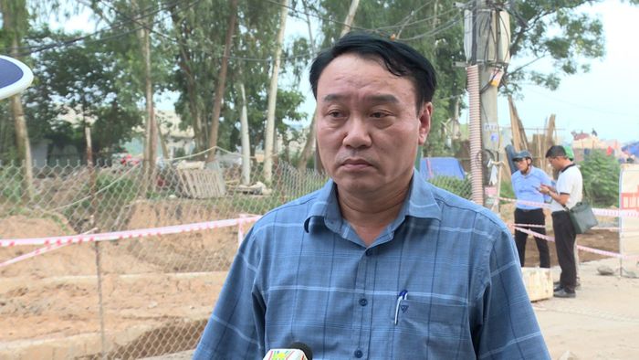 Ông Đặng Ngọc Thư cho biết sẽ tham mưu cho UBND phường có động thái đề nghị nhà thầu thi công gây sụt lún con đường này sớm hoàn trả lại hiện trạng để đảm bảo nhu cầu đi lại của người dân. Ảnh: Thái Trọng.