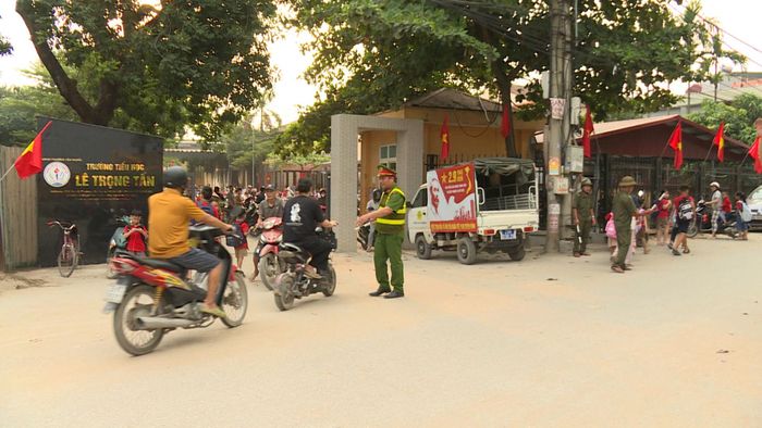 Lực lượng Công an phường Yên Nghĩa tăng cường chống ùn tắc tại khu vực cổng trường tiểu học Lê Trọng Tấn. Ảnh: Thái Trọng.