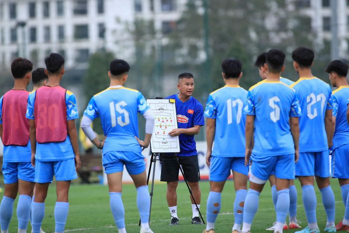 Huấn luyện viên Đinh Hồng Vinh sẽ nắm đội tại ASIAD 2026. Ảnh: VFF