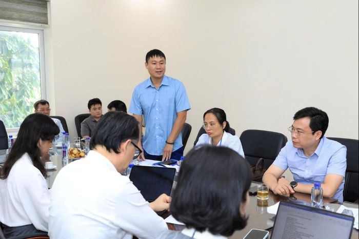Đại diện UBND xã Thư Lâm báo cáo tại buổi làm việc. Ảnh: Lê Hải
