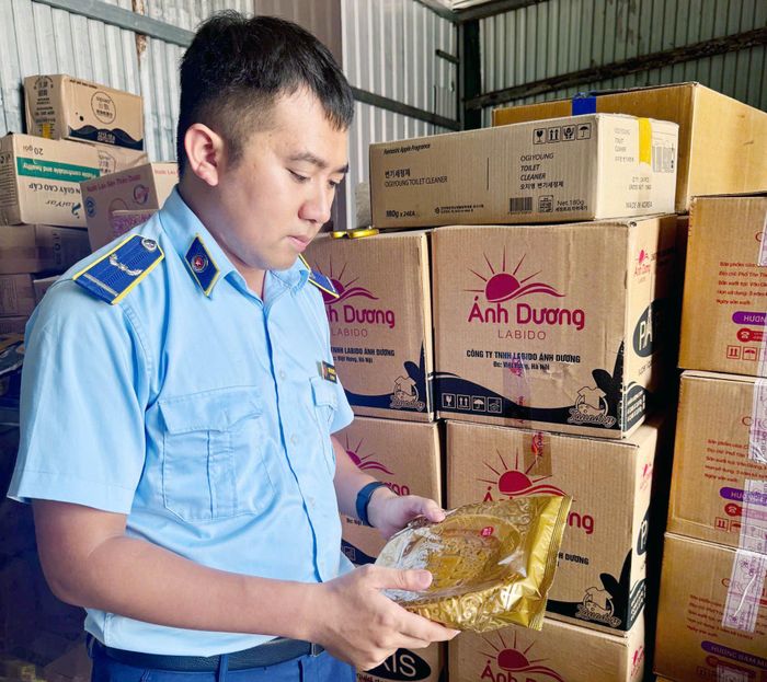 Đội QLTT số 16 (Chi cục QLTT Hà Nội) phát hiện bánh Trung thu nhập lậu trên địa bàn phường Việt Hưng. Ảnh: Hoài Nam