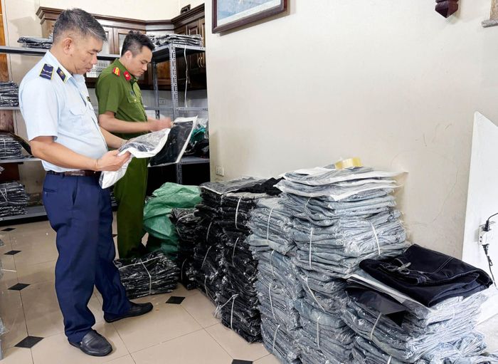 Đội QLTT số 16 (Chi cục QLTT Hà Nội) phát hiện hàng nhập lậu trên địa bàn phường Việt Hưng. Ảnh: Hoài Nam