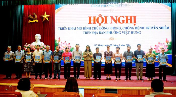 Lãnh đạo UBND phường trao quyết định thành lập Đội Phòng bệnh cộng đồng tại các tổ dân phố. Ảnh: B.Duy