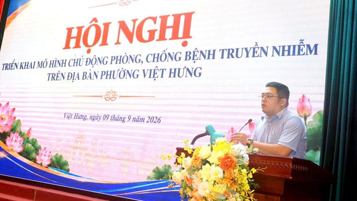 Thạc sĩ, bác sĩ Nguyễn Việt Anh, Khoa Phòng, chống bệnh truyền nhiễm, Trung tâm Kiểm soát bệnh tật thành phố Hà Nội trao đổi tại hội nghị. Ảnh: B.Duy