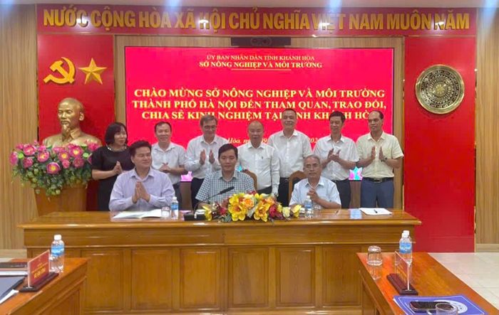 Ký kết Biên bản ghi nhớ hợp tác cung ứng - tiêu thụ nguyên liệu giữa các doanh nghiệp, hợp tác xã của Hà Nội và Khánh Hòa. Ảnh: PV