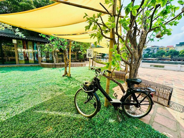 Chiếc xe đạp cổ Peugeot được trưng bày tại khu vực Hồ Văn. Ảnh: Hoàng Quyên