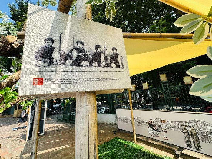 Gần 400 bức tranh in trên vải canvas do sinh viên mỹ thuật thực hiện, có ứng dụng công nghệ AI. Ảnh: Hoàng Quyên