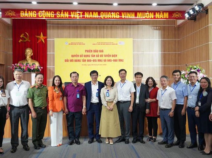 Đại diện đơn vị tổ chức đấu giá và các doanh nghiệp tham gia đấu giá băng tần 900MHz. Ảnh: NT
