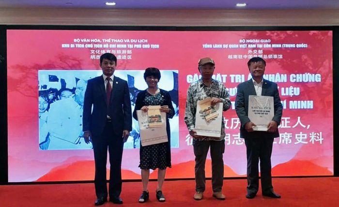 Ông Nguyễn Văn Dương, Phó Giám đốc Khu Di tích Chủ tịch Hồ Chí Minh tại Phủ Chủ tịch trao quà tri ân các nhân chứng là những những người từng được gặp Chủ tịch Hồ Chí Minh. Ảnh: BTC