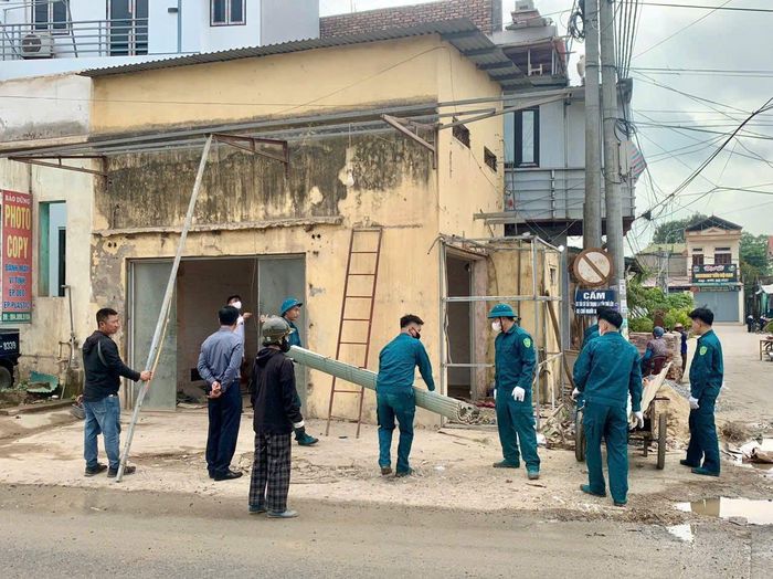 Xã Phượng Dực vận động người dân di dời tài sản, bàn giao mặt bằng phục vụ dự án nâng cấp tỉnh lộ 429. Ảnh: Thanh Trang