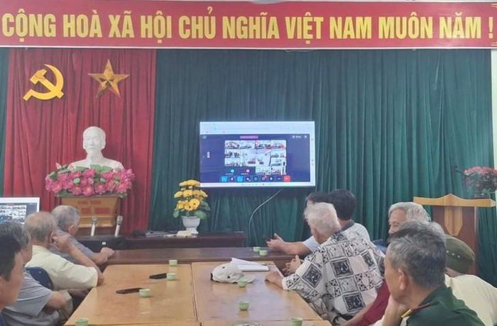 Người dân phường Lĩnh Nam tham gia Hội nghị triển khai, tuyên truyền Luật Thủ đô số 02/2026/QH16 qua điểm cầu trực tuyến tại Nhà hội họp số. Ảnh: Lĩnh Nam
