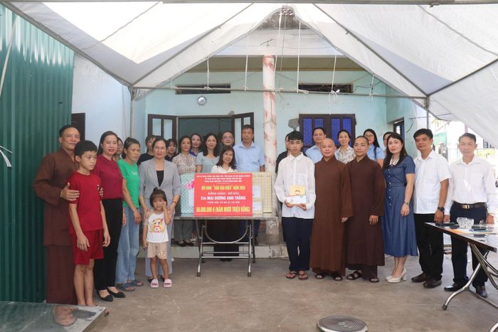 Gia đình em Mai Dương Anh Thắng nhận các phần quà hỗ trợ. Ảnh: Hiền Chi