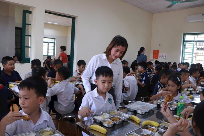 Chị Nguyễn Thị Lê, đại diện phụ huynh học sinh bày tỏ sự hài lòng về công tác tổ chức bữa ăn bán trú của nhà trường. Ảnh: H.L