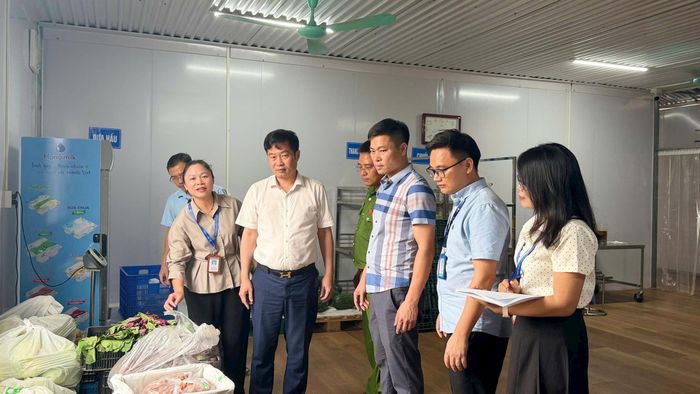 Đoàn công tác kiểm tra nguồn nguyên liệu đầu vào. Ảnh: Hương Ly