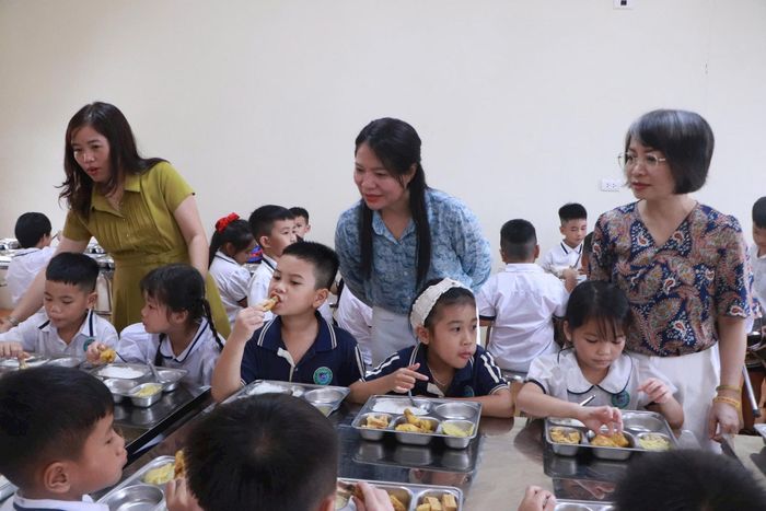 Phó Bí thư Thường trực Đảng ủy xã Trung Giã Nguyễn Thị Kim Tuyến thăm hỏi học sinh trong bữa ăn bán trú tại trường. Ảnh: H.L