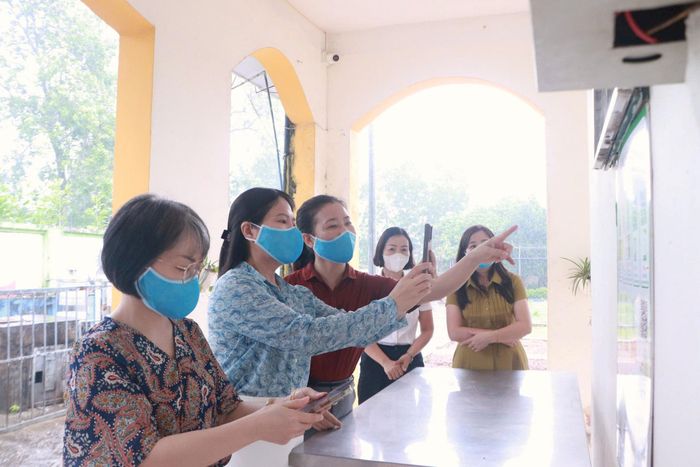 Phó Bí thư Thường trực Đảng ủy xã Trung Giã Nguyễn Thị Kim Tuyến kiểm tra truy xuất nguồn gốc thực phẩm tại điểm Trường Mầm non Bắc Sơn. Ảnh: H.L