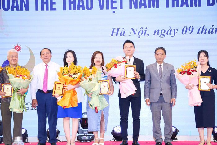 Chủ tịch Ủy ban Olympic Việt Nam Nguyễn Văn Hùng cùng Thứ trưởng Hoàng Đạo Cương trao Kỷ niệm chương và hoa cho các nhà tài trợ. Ảnh: Bùi Lượng
