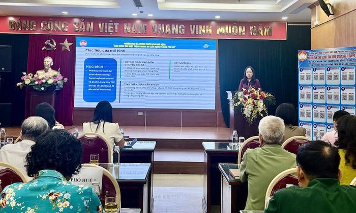 Bà Nguyễn Hiền Phường, Chủ tịch Uỷ ban MTTQ Việt Nam phường Hai Bà Trưng phát biểu tại Hội nghị. Ảnh: TA