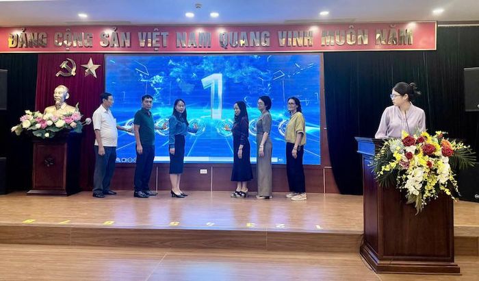 Các đại biểu bấm nút triển khai mô hình thi đua Dân vận khéo “Ban Công tác Mặt trận chung tay xây dựng Tổ dân phố số”. Ảnh: TA