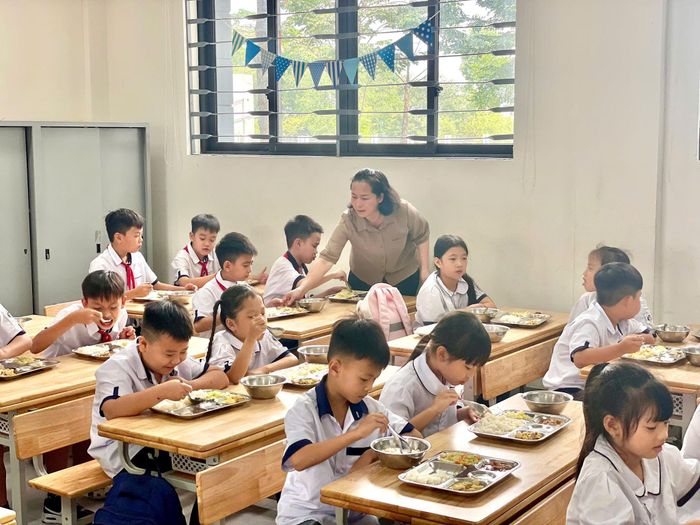 Học sinh Trường Tiểu học Bình Minh ăn trưa. Ảnh: Đỗ Đạt