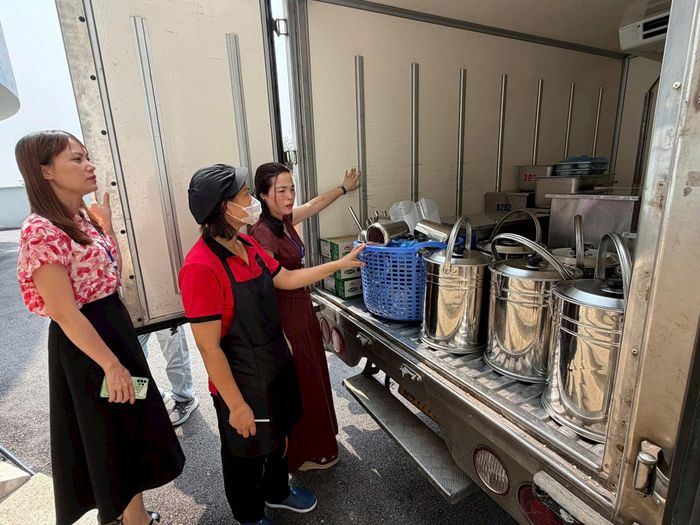 Xe chở suất ăn từ trường chính sang 2 phân hiệu Trường Tiểu học Bình Minh. Ảnh: Vân Nga
