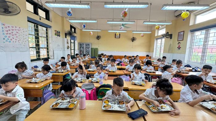 Học sinh Trường Tiểu học Bình Minh ăn trưa. Ảnh: Đỗ Đạt