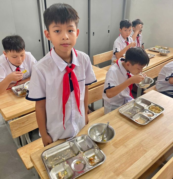 Em Lê Bá Minh Khôi (học sinh lớp 5A4) ăn hết suất. Ảnh: Đỗ Đạt
