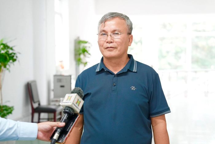 Ông Nguyễn Văn Hiểu, Tổ trưởng Tổ dân phố Xuân Đỗ Thượng, phường Long Biên trao đổi với phóng viên Cơ quan Báo và Phát thanh, Truyền hình Hà Nội. Ảnh: Hồng Thái