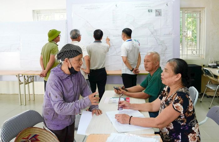 Người dân tiếp cận, nghiên cứu hồ sơ tại nhà văn hoá tổ dân phố số 31, phường Long Biên. Ảnh: Hồng Thái
