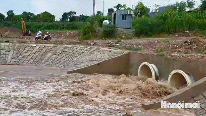 Hệ thống bờ kè, cống thoát nước nằm trong khu vực triển khai dự án. Ảnh: Tuệ Lâm