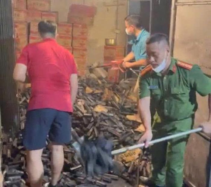 Công an phường Phú Thượng phối hợp chữa cháy, ngăn cháy lan tại số 22 phố Nhật Tảo. Ảnh: PT