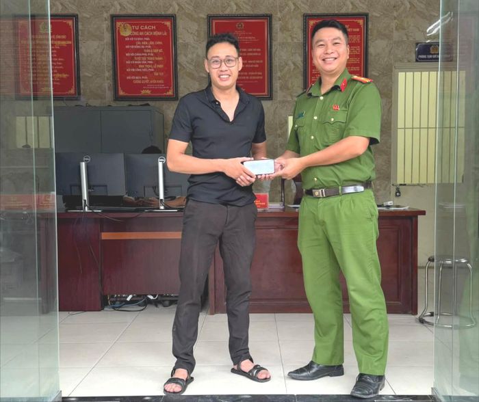 Anh Khang vui mừng nhận lại chiếc điện thoại của mình. Ảnh: PT