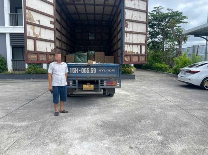 Lái xe cùng phương tiện vận chuyển số hàng hóa có dấu hiệu nhập lậu. Ảnh: CACC
