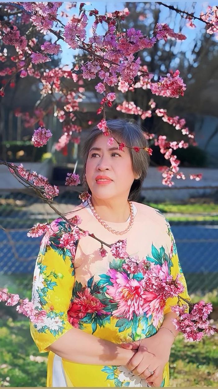Có thời gian, Diễm Hương từng chia sẻ cô và mẹ không gặp nhau trong khoảng bốn năm. Đó có lẽ là quãng thời gian buồn nhất đối với người đẹp, bởi dù có thể bước qua nhiều ồn ào trong cuộc sống, khoảng cách với người thân vẫn luôn là điều khó nguôi ngoai.