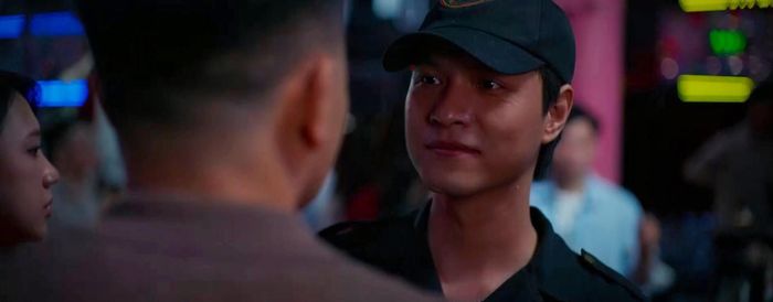 Khánh có vụ xô xát với Vương khi đứng ra bảo vệ Nhi. Ảnh VTV