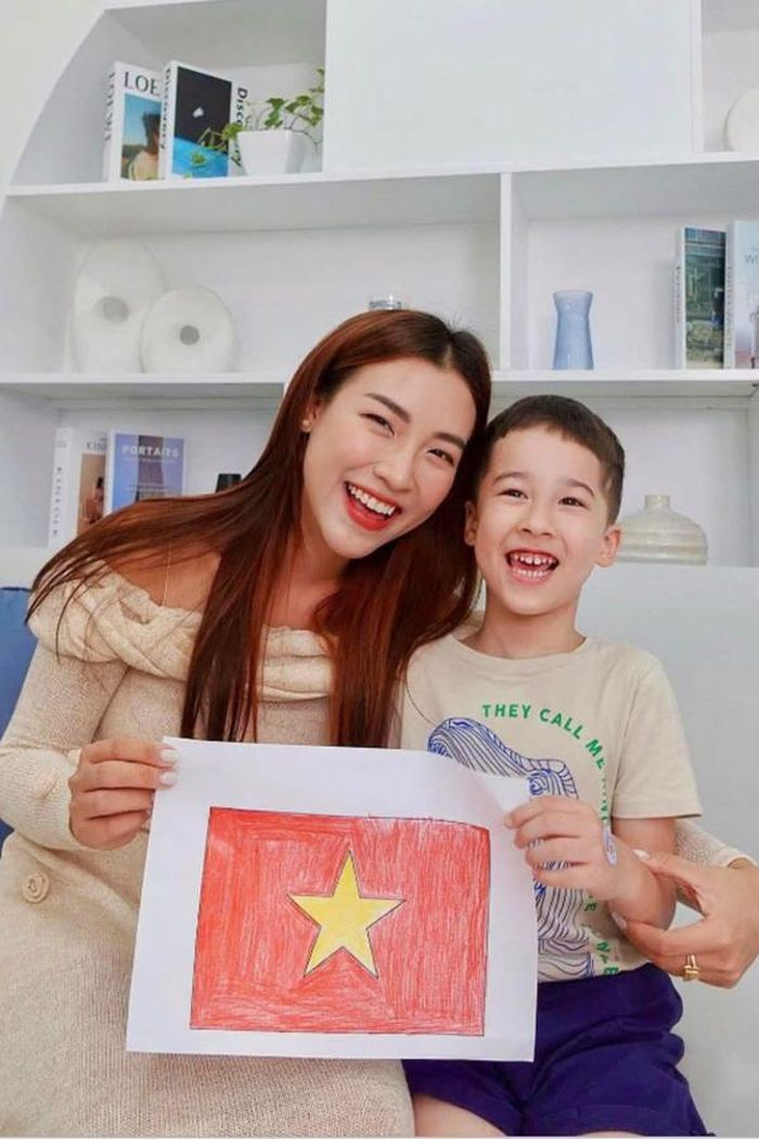Thay vì liên tục chia sẻ về đời tư, người đẹp giữ thái độ khá kín tiếng. Hình ảnh của Á hậu Hoàng Oanh trong những năm qua vì thế cũng có nhiều thay đổi: trưởng thành hơn, điềm tĩnh hơn nhưng vẫn duy trì sự năng động trong công việc.