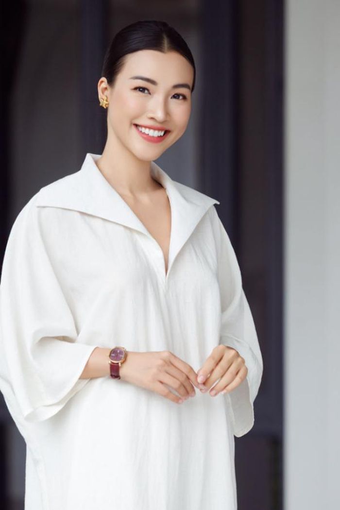 Đằng sau hình ảnh một nữ MC luôn chỉn chu, Á hậu Hoàng Oanh từng trải qua những thay đổi lớn trong cuộc sống riêng. Cô kết hôn với chồng người Mỹ và có một con trai. Sau đó, cuộc hôn nhân tan vỡ và hai người hoàn tất thủ tục ly hôn vào năm 2022. Sau biến cố, Á hậu Hoàng Oanh dành nhiều thời gian cho con trai và công việc. Cô từng chia sẻ rằng gia đình, con cái và những dự án nghệ thuật giúp mình tìm lại sự cân bằng sau giai đoạn khó khăn.