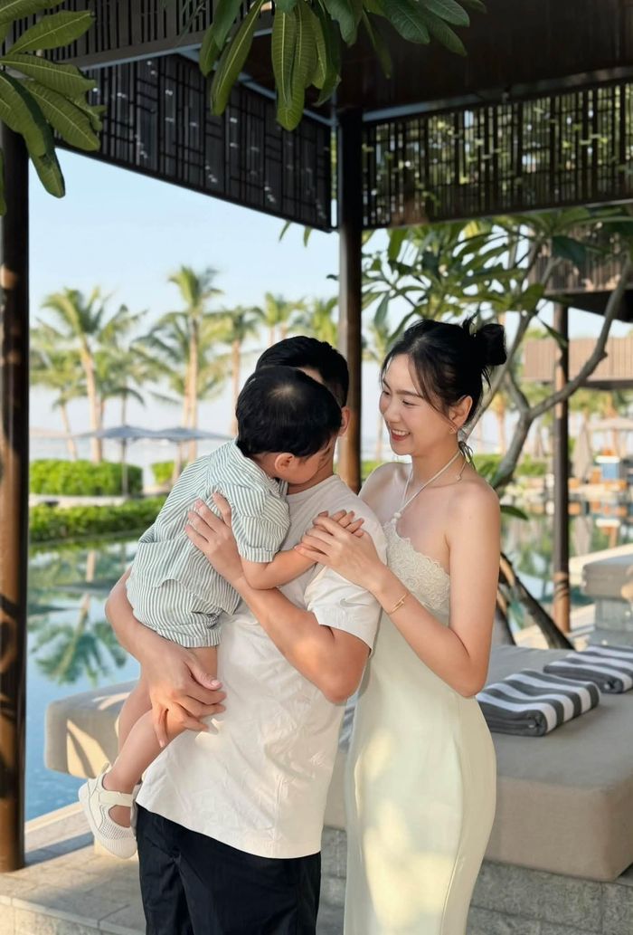 Trong bộ ảnh là lần hiếm hoi ông xã Mai Ngọc - doanh nhân Đặng Quốc Thắng được xuất hiện. Tuy nhiên, người đẹp sinh năm 1990 khéo léo "che chắn" cho ông xã bằng hình ảnh đáng yêu của con trai.