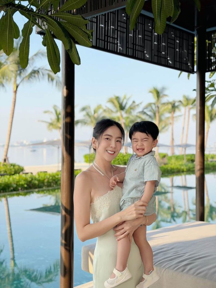 Nói về con trai, Mai Ngọc cho biết, để chuẩn bị cho chuyến đi chơi đã phải chuẩn bị 4 vali đồ để con có đầy đủ hành trang, không có cảm giác bỡ ngỡ khi đến môi trường mới.